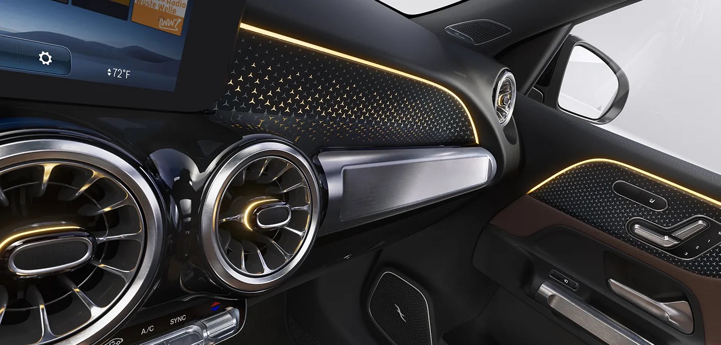 Mercedes-Benz GLB vehicle photography.