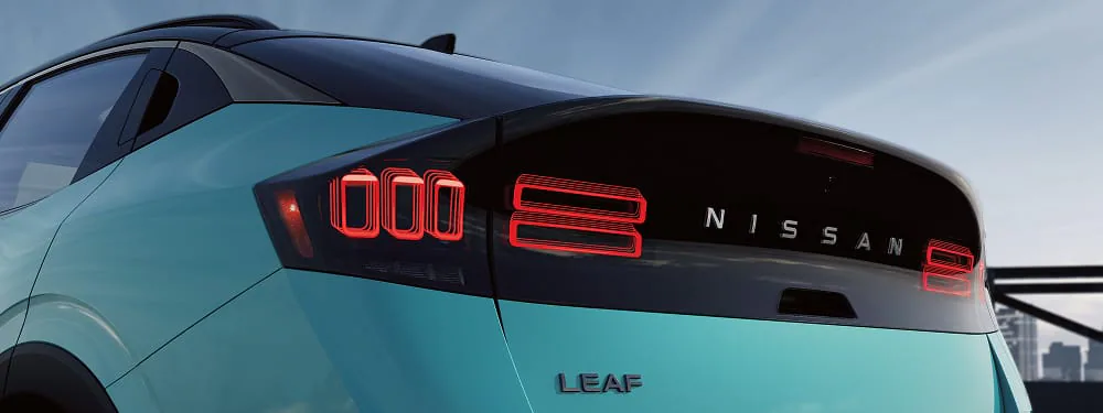 Graphic showing ProPILOT Assist maintaining lane position and distance.