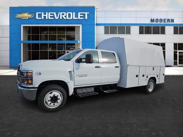 A professional profile shot of the 2023 Chevrolet 5500 HD Chassis Cab in a commercial setting