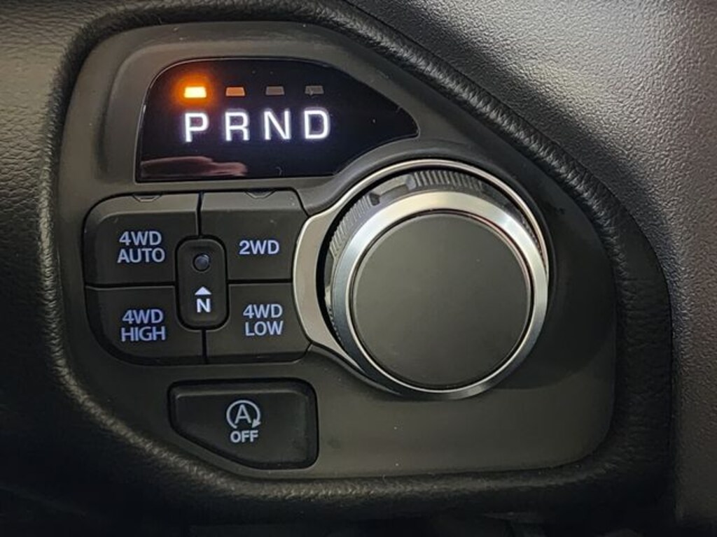Car gear shift showing 'Park' illuminated, with 4WD and auto start/stop buttons.