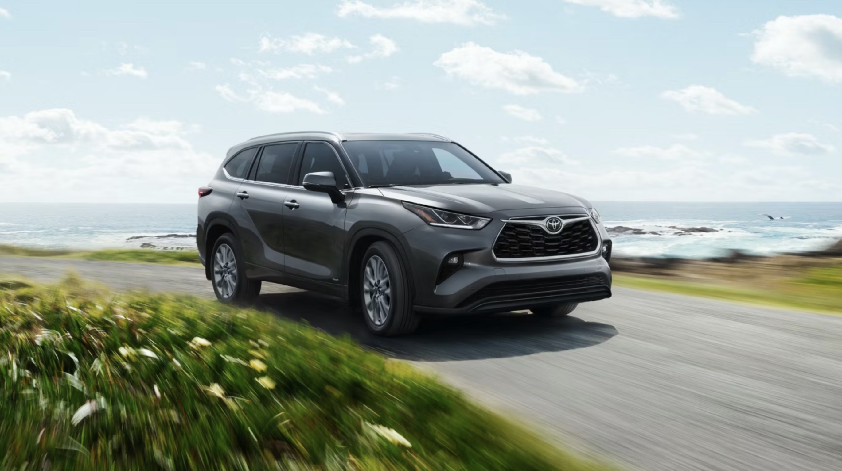 2026 Toyota Highlander Hybrid comparison image