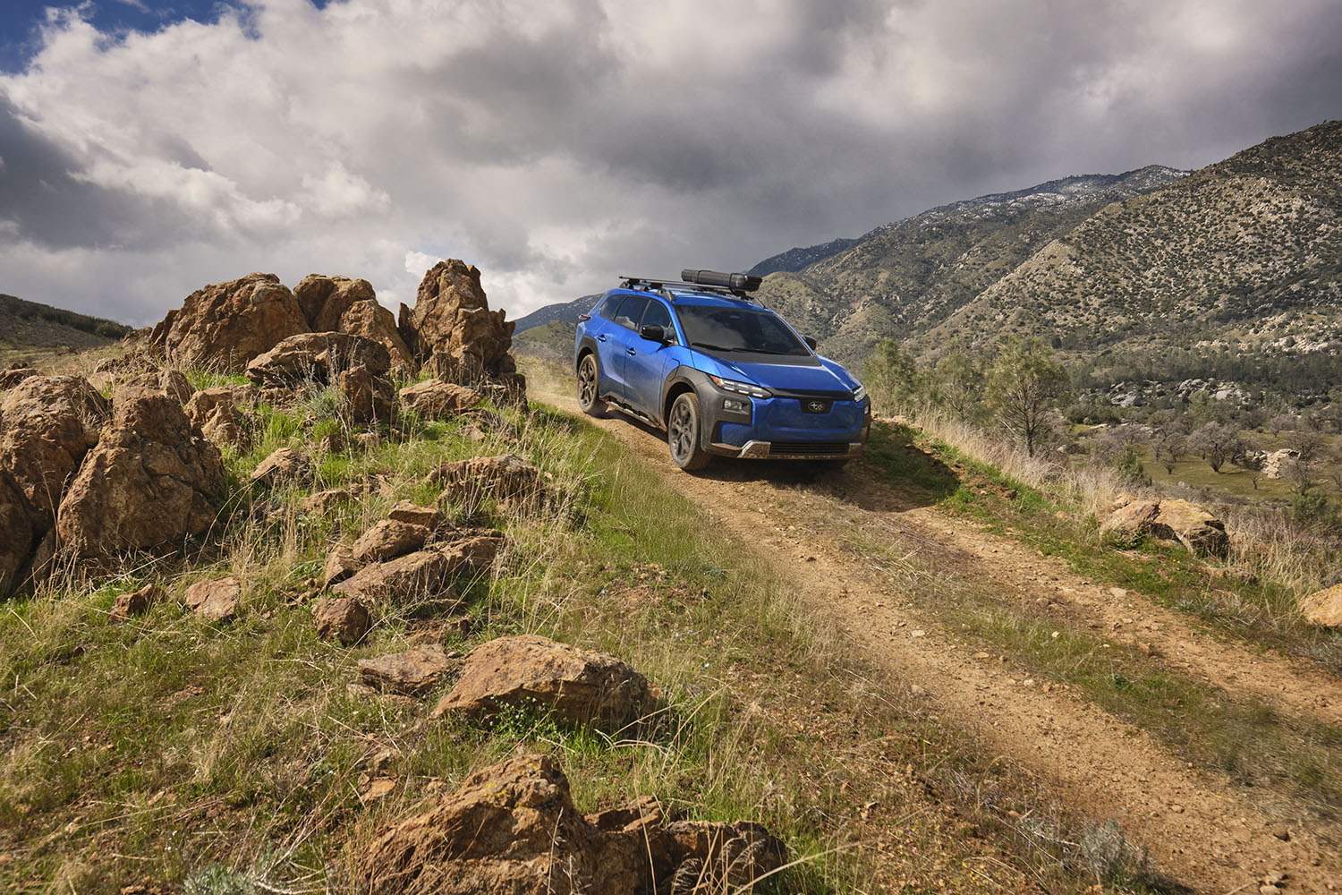 Diagram showing the Symmetrical All-Wheel Drive system of the Subaru Trailseeker engaging on a rocky incline
