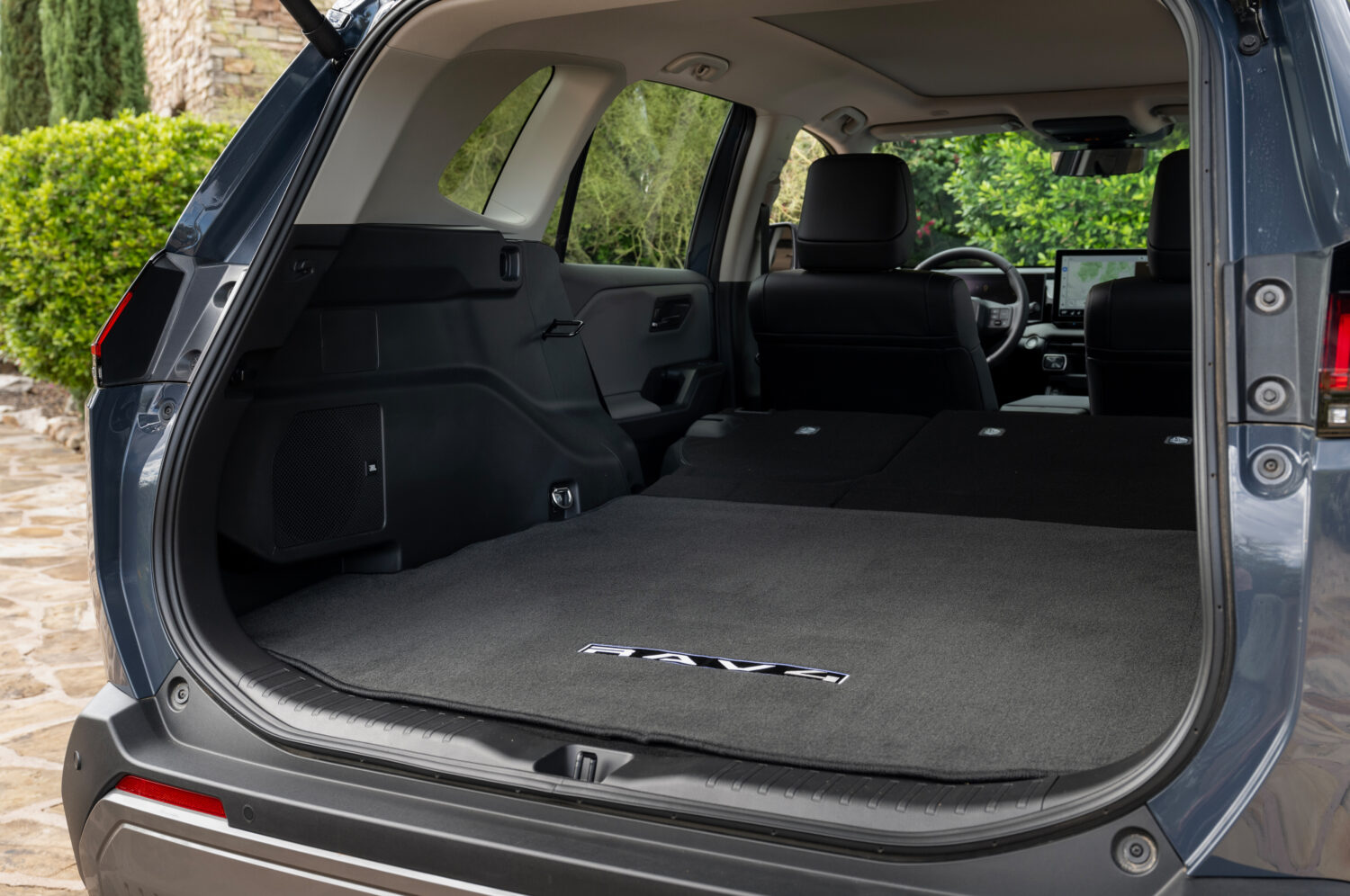 Amplio espacio de carga del Toyota RAV4 con los asientos abatidos.